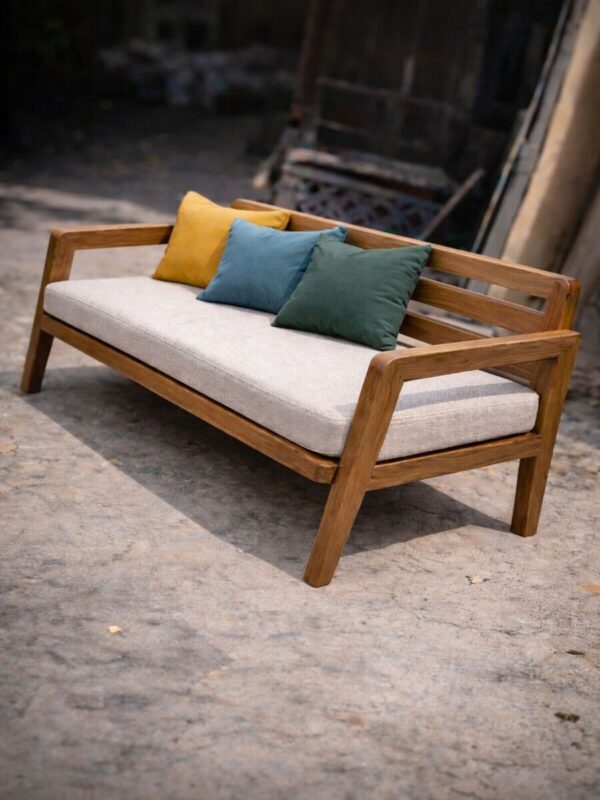 سرير خشب بتصميم مريح و مميز