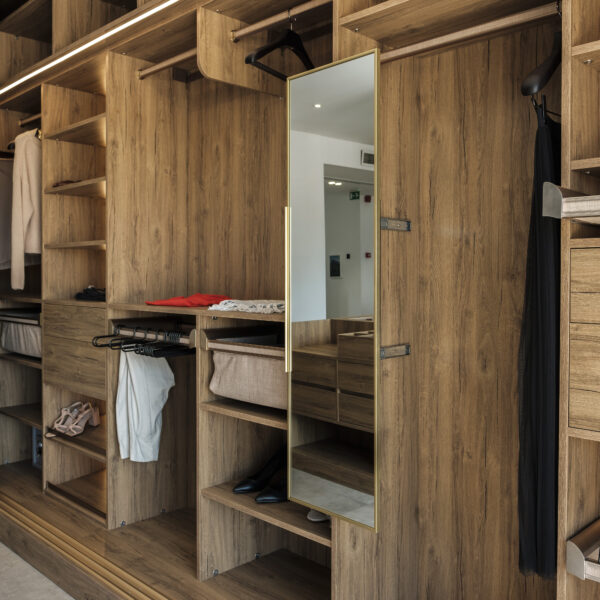 خزائن الملابس الخشبية 600x600